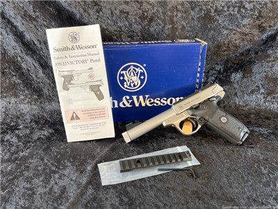 Smith & Wesson SW22 Victory - Threaded BBL -