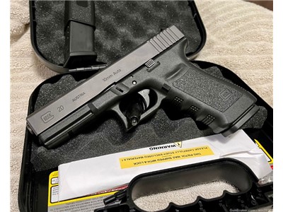 Glock Mod. 20 SF  Generation 3. Super reliable and deadly. Penny auction