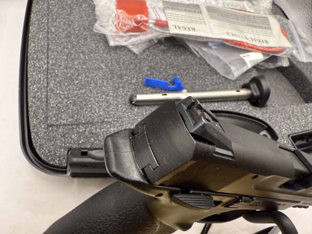 Smith & Wesson Walther M&P 22 CA Pistol with Case Appears aboslutelly MINT-img-25