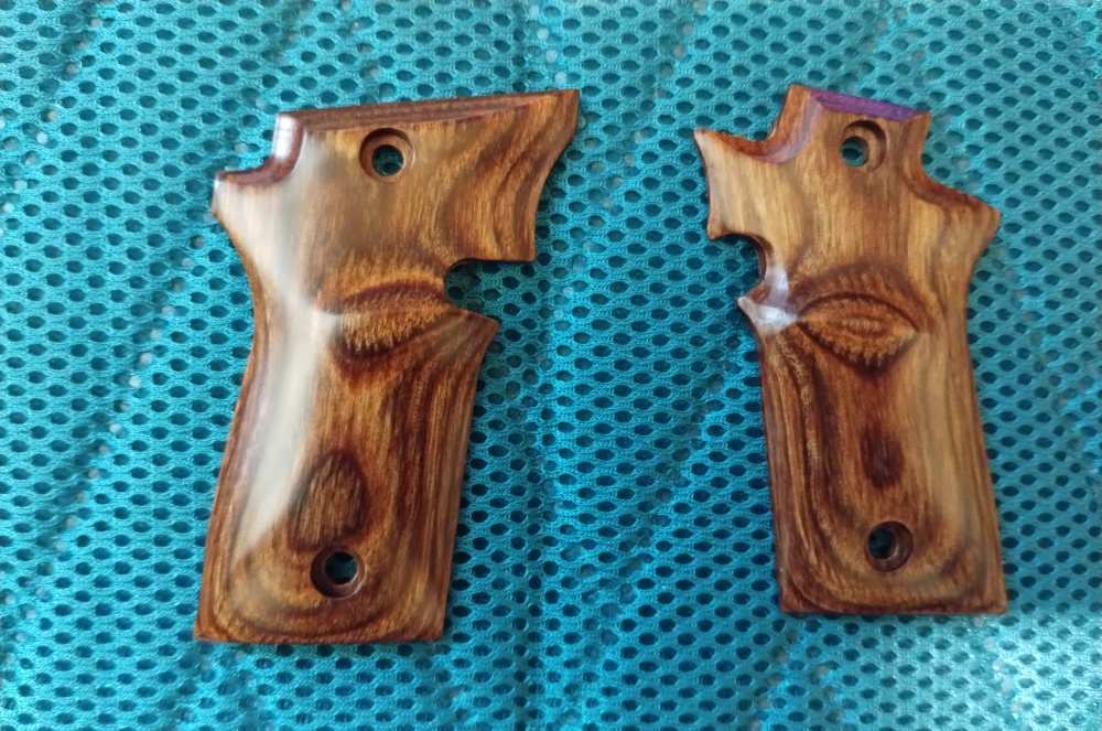 Colt Mustang Walnut Grips, new..-img-1