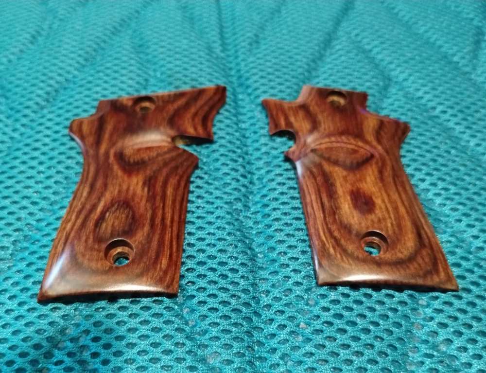 Colt Mustang Walnut Grips, new..-img-0