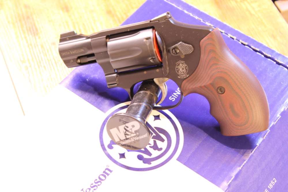 Smith + Wesson 432UC Black .32H+R MAG G10 Grips NS 14035-img-1
