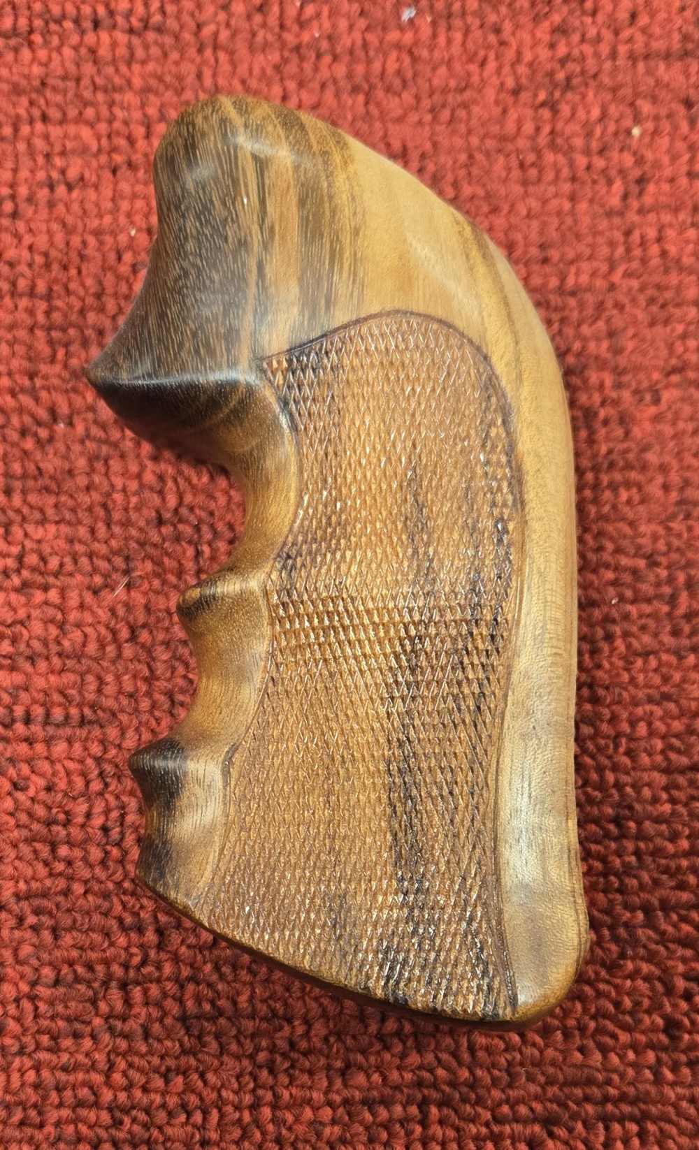 Hogue Ruger SBH Square Trigger Guard Grips Goncalo Alves 2606LM42010SN*N-img-3