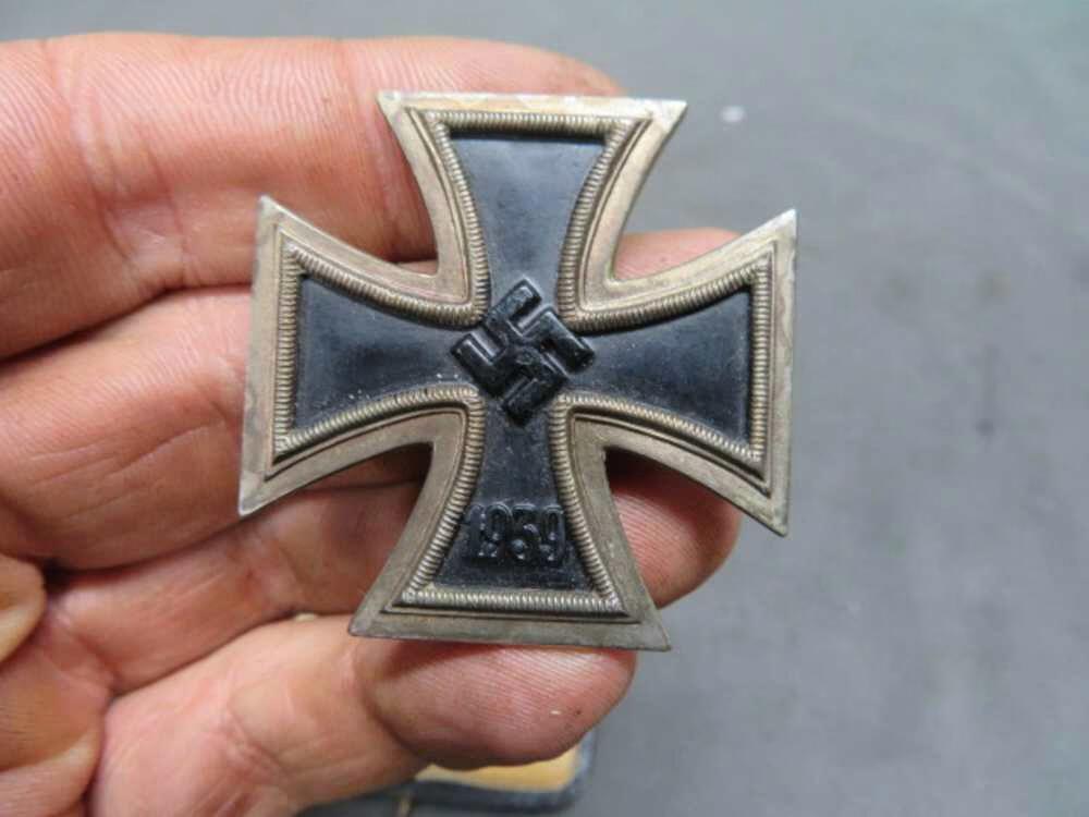 GERMAN WWII IRON CROSS 1ST CLASS W/ CASE MARKED “L/17”-img-3