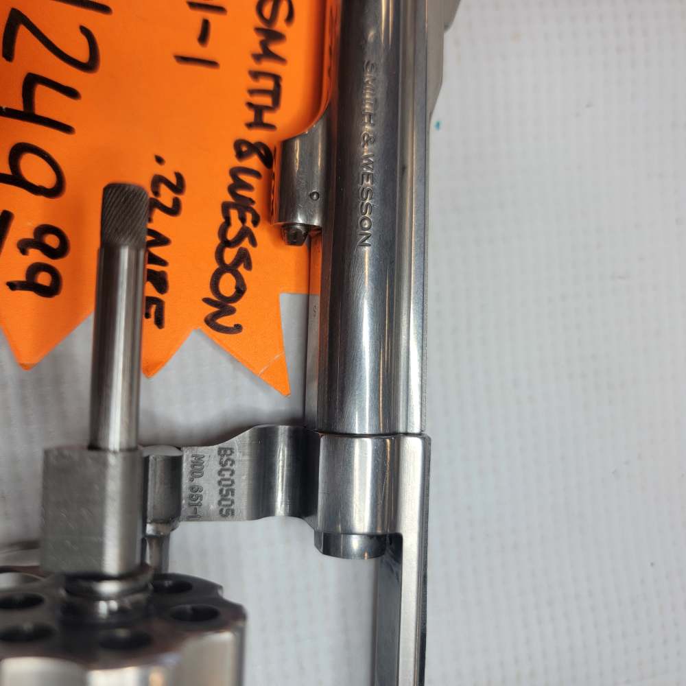 Smith & Wesson 651-1 .22 M.R.F. CTG-img-2