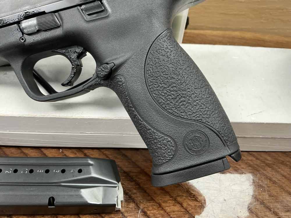 SMITH AND WESSON M&P 9 2 MAGS EXCELLENT CONDITION 9MM LAYAWAY AVAILABLE 10%-img-4
