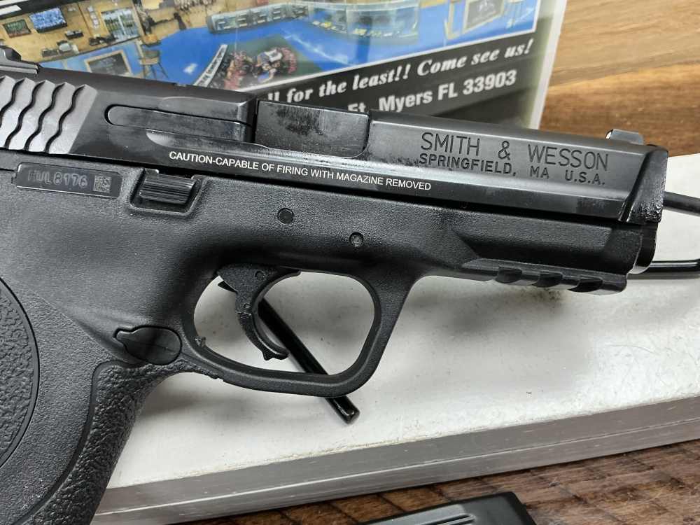 SMITH AND WESSON M&P 9 2 MAGS EXCELLENT CONDITION 9MM LAYAWAY AVAILABLE 10%-img-8