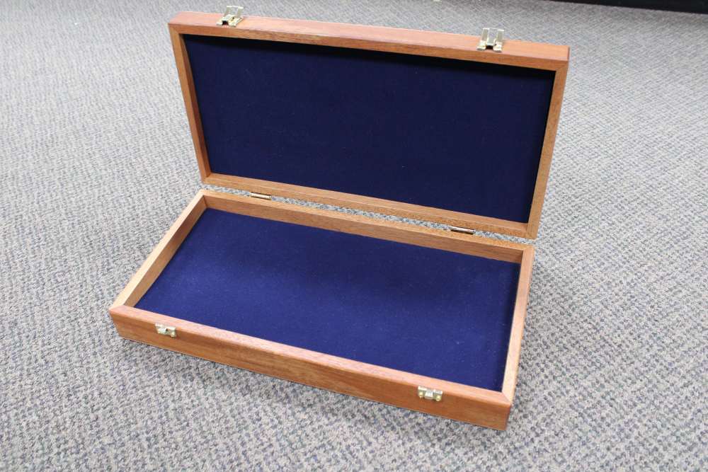 Smith and Wesson Display Case Blue Felt FACTORY NEW-img-1