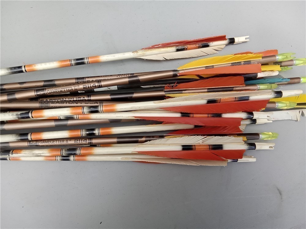 Wing Chaparrel 43# wooden recurve bow, deerskin quiver, 24 hunting arrows-img-26