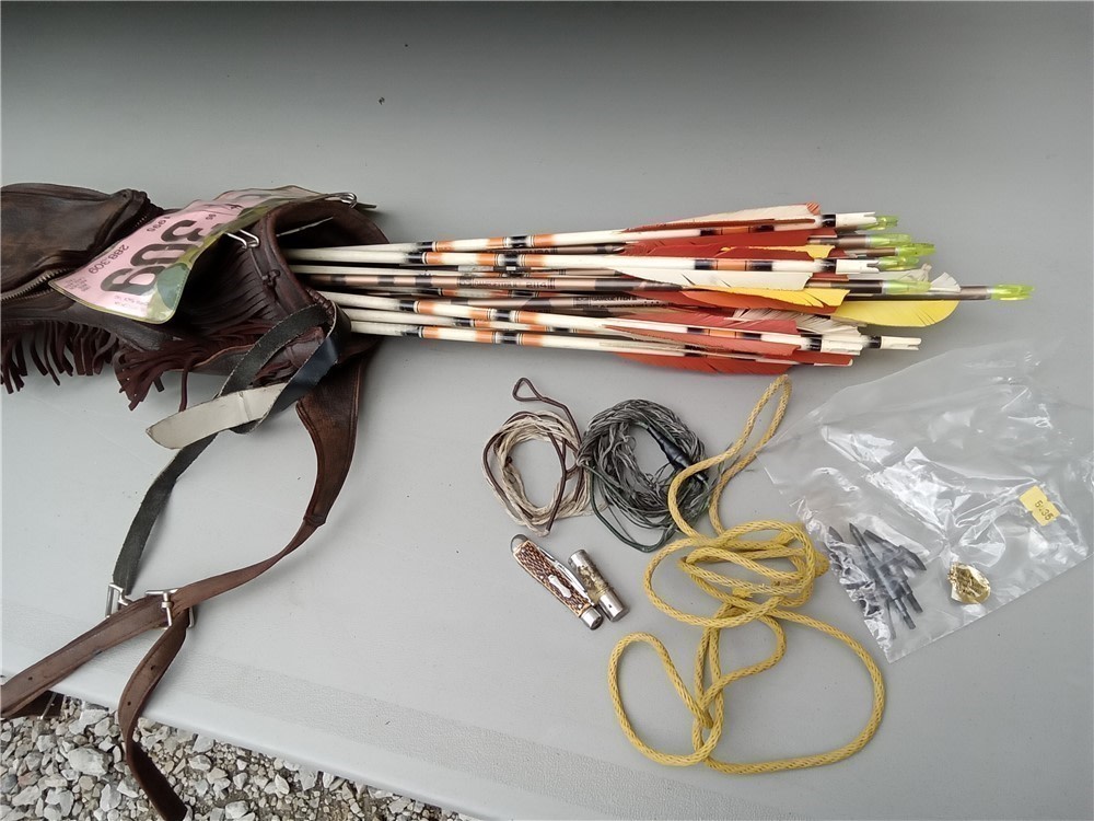 Wing Chaparrel 43# wooden recurve bow, deerskin quiver, 24 hunting arrows-img-44