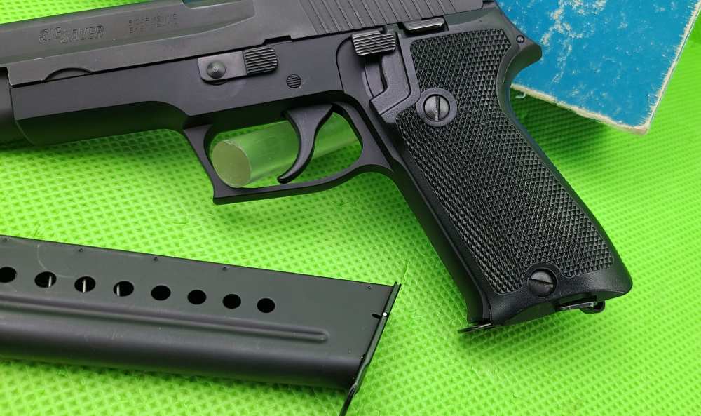 SIG SAUER P220 * 9MM * MADE IN WEST GERMANY * BORN 1982 ORIGINAL BLUE BOX-img-8