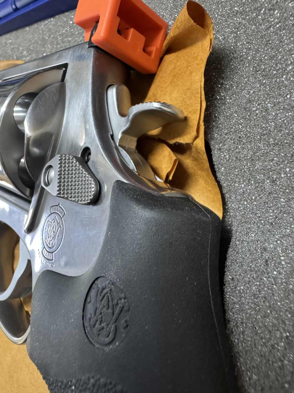 Smith and Wesson 500, 500 magnum, w/box, w/ 4 boxes of ammo -img-13