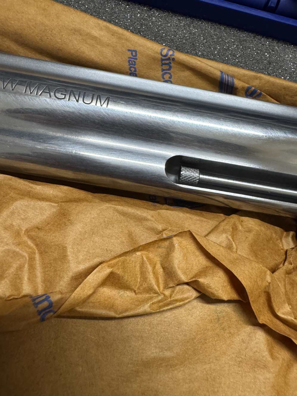 Smith and Wesson 500, 500 magnum, w/box, w/ 4 boxes of ammo -img-9