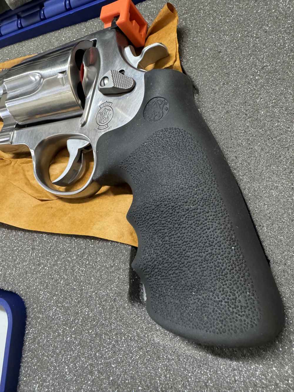 Smith and Wesson 500, 500 magnum, w/box, w/ 4 boxes of ammo -img-5