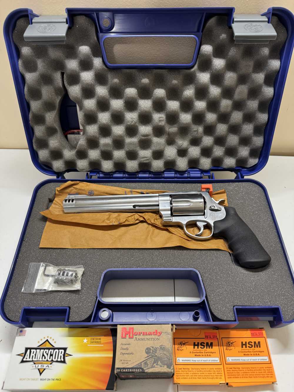 Smith and Wesson 500, 500 magnum, w/box, w/ 4 boxes of ammo -img-0