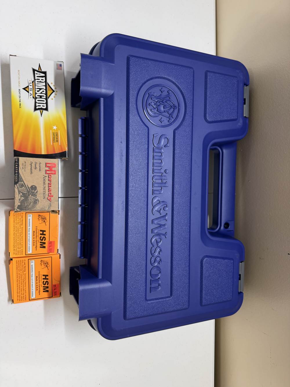 Smith and Wesson 500, 500 magnum, w/box, w/ 4 boxes of ammo -img-25