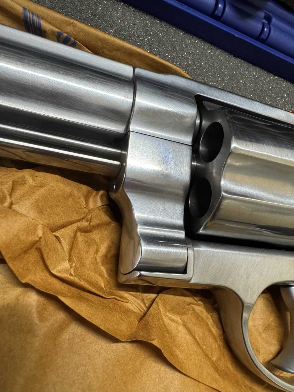 Smith and Wesson 500, 500 magnum, w/box, w/ 4 boxes of ammo -img-8