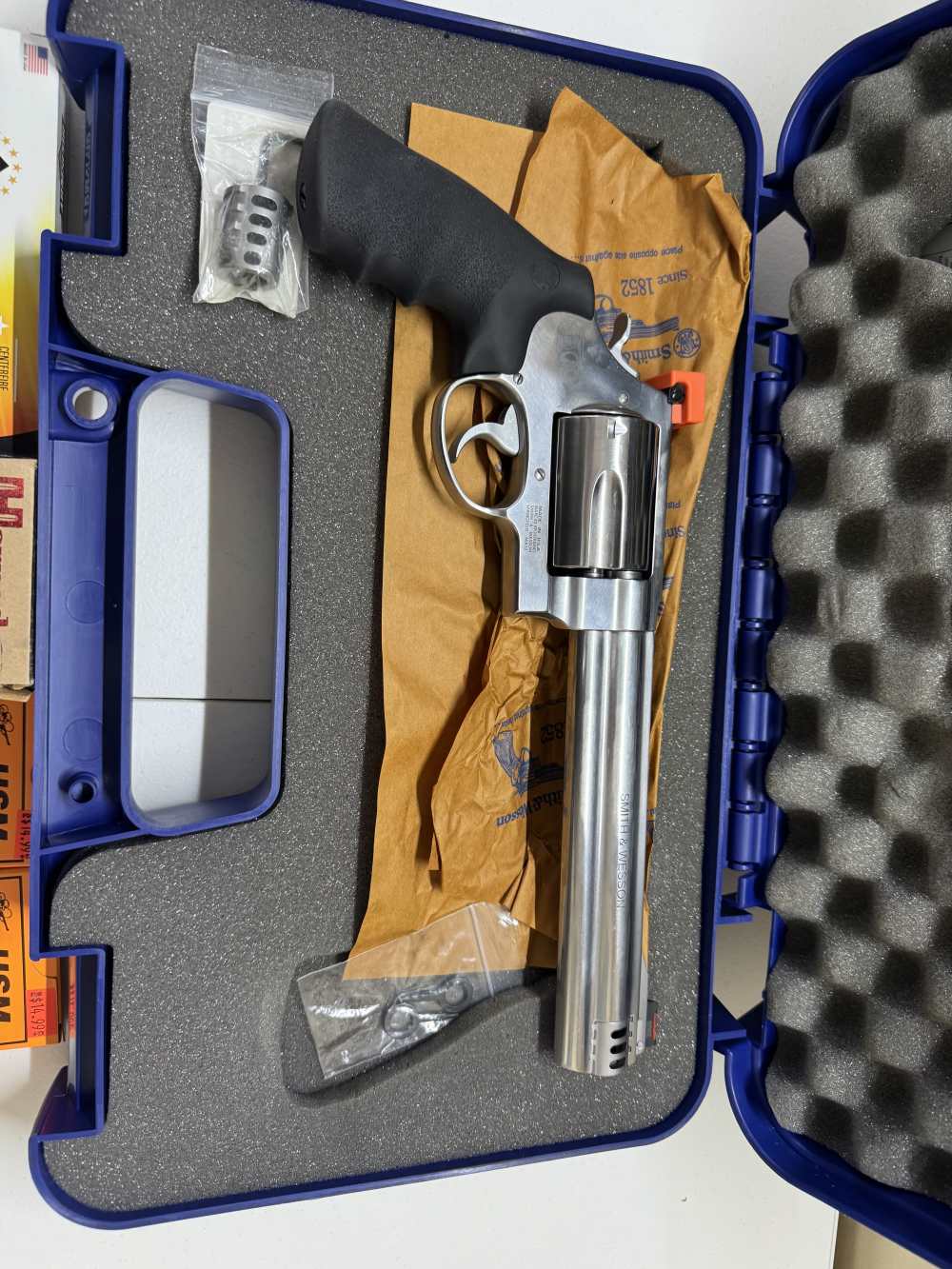 Smith and Wesson 500, 500 magnum, w/box, w/ 4 boxes of ammo -img-15