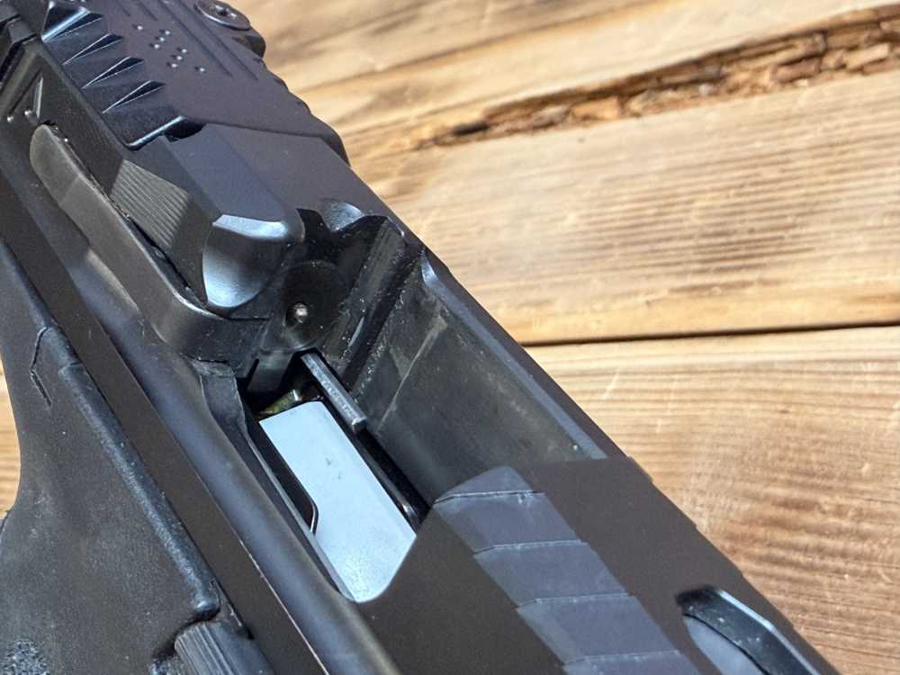 *Sweet gun* Smith & Wesson M&P9 W/upgraded barrel and slide comes with case-img-11