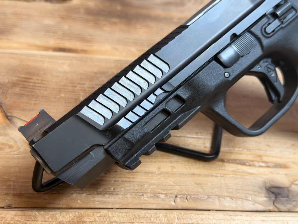 *Sweet gun* Smith & Wesson M&P9 W/upgraded barrel and slide comes with case-img-2