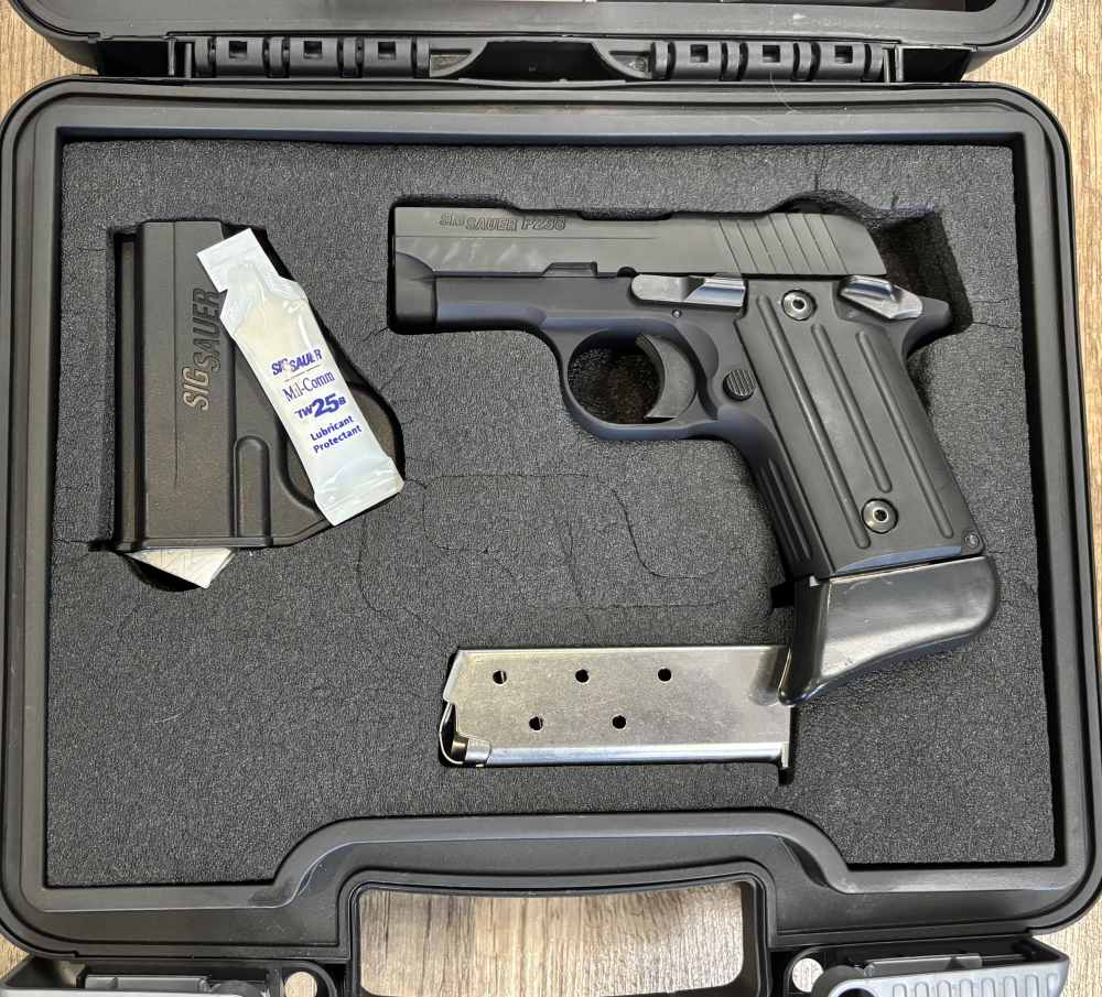 SIG SAUER P238 380 ACP W/ CASE AND 2 MAGAZINES. NO RESERVE -img-0