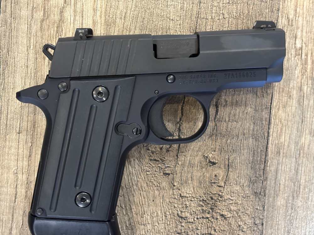 SIG SAUER P238 380 ACP W/ CASE AND 2 MAGAZINES. NO RESERVE -img-2