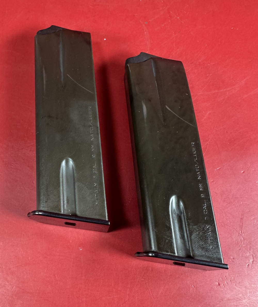 1994 Belgium Browning Hi power, 9mm. 2x13rd mags. Walnut Grips. LNIB.-img-13
