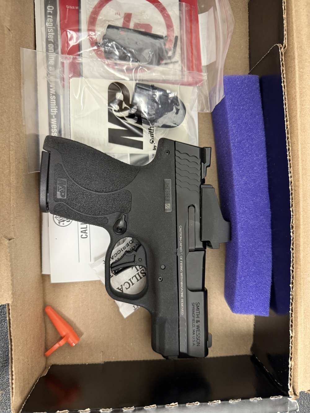 Smith & Wesson M&P 9 Shield Plus w/ sight & accessories -img-1