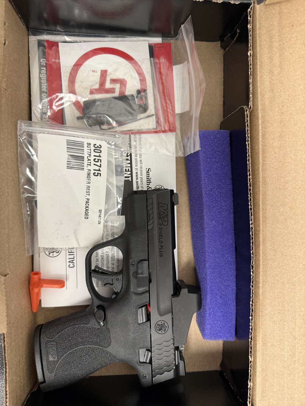 Smith & Wesson M&P 9 Shield Plus w/ sight & accessories -img-2