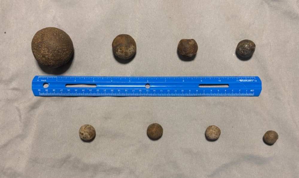 8 PIECES DIFFERENT SIZE GRAPESHOT INERT CANNON BALL ALL FROM PENNSYLVANIA -img-0
