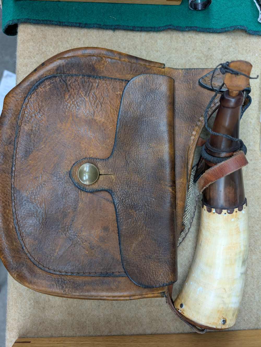 Rifleman Hunting Pouch and Powdeehorn-img-0