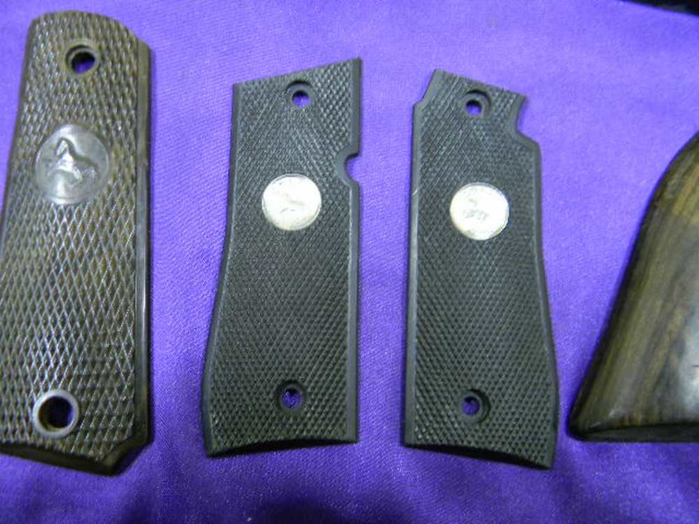  Lot of 6 Used Vintage And Newer Colt Revolver And Pistol Grips-img-5