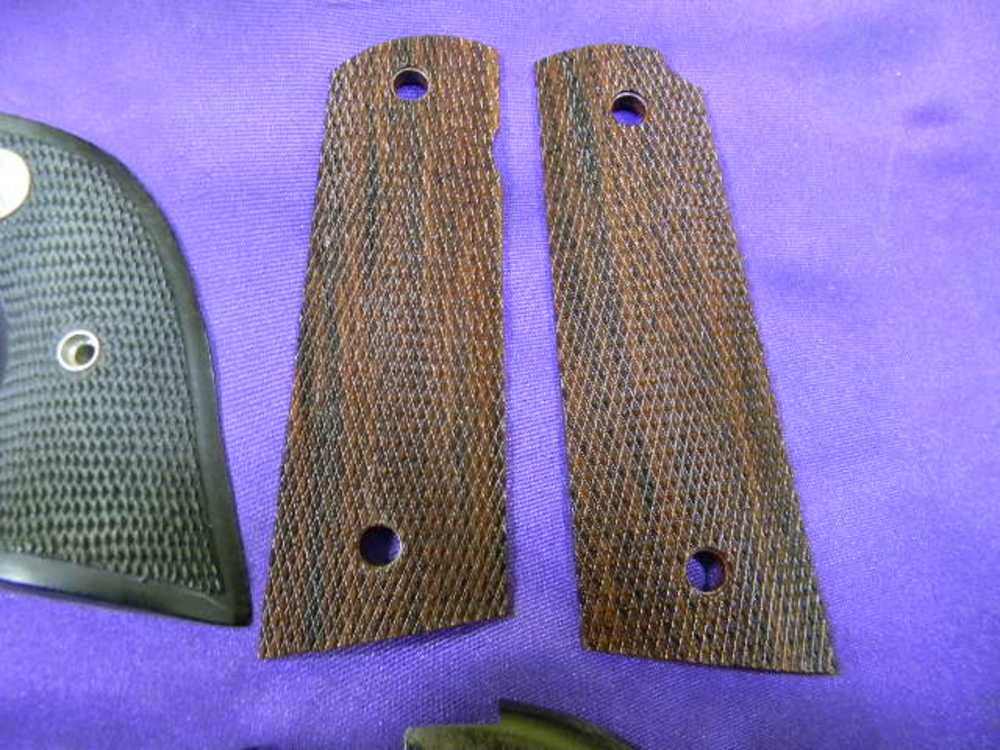  Lot of 6 Used Vintage And Newer Colt Revolver And Pistol Grips-img-3