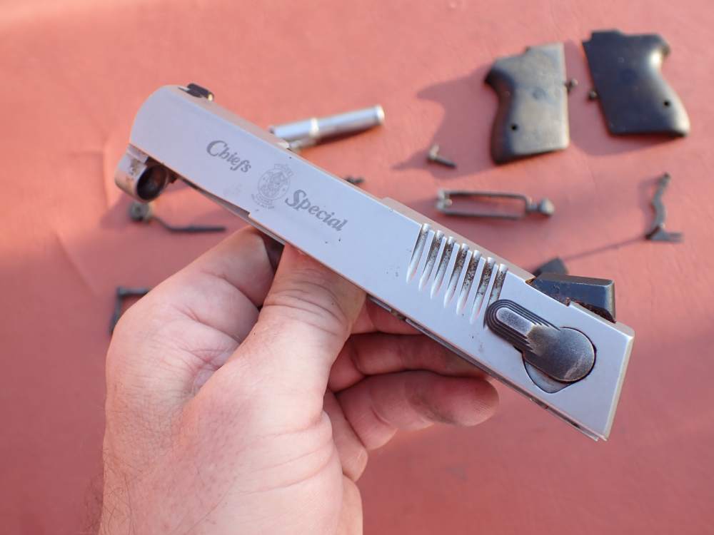 SMITH & WESSON MODEL CS40 CHIEFS SPECIAL STAINLESS 40S&W FACTORY PISTOL KIT-img-2