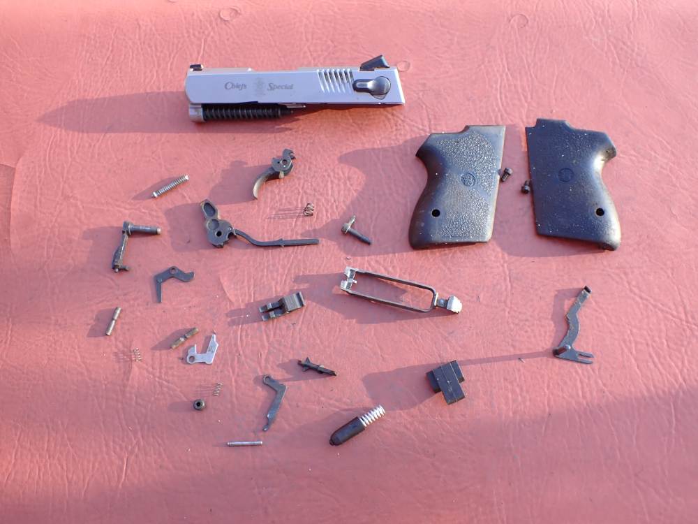 SMITH & WESSON MODEL CS40 CHIEFS SPECIAL STAINLESS 40S&W FACTORY PISTOL KIT-img-143
