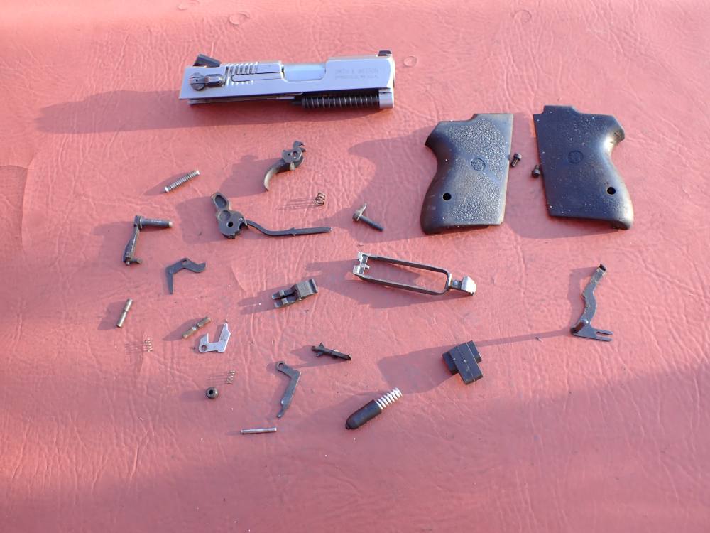 SMITH & WESSON MODEL CS40 CHIEFS SPECIAL STAINLESS 40S&W FACTORY PISTOL KIT-img-142