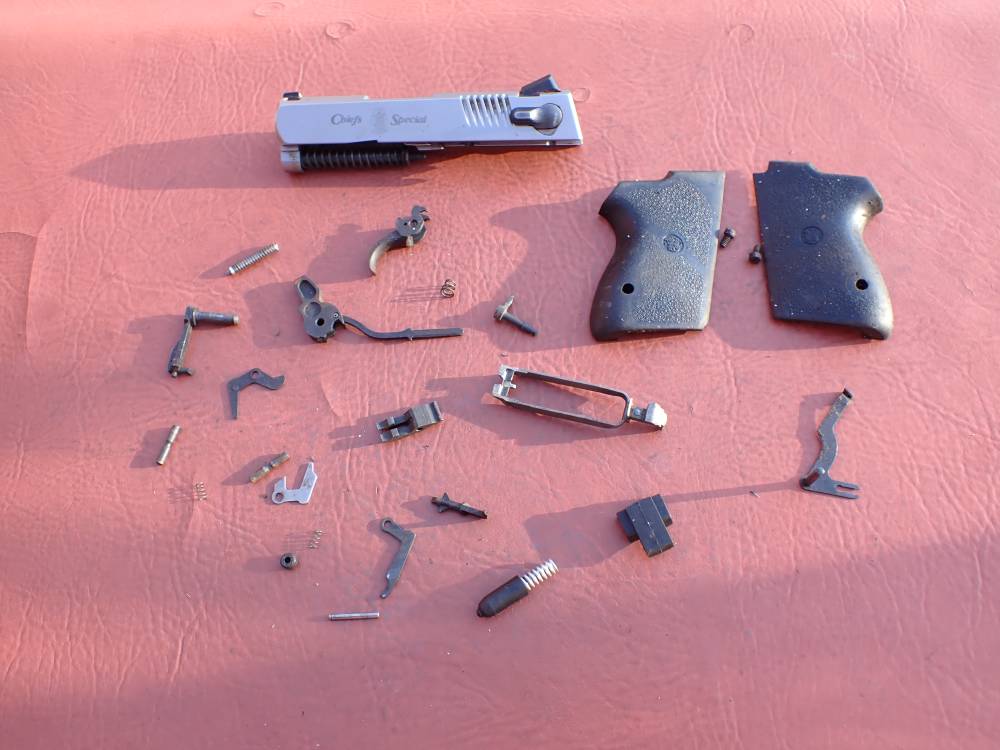 SMITH & WESSON MODEL CS40 CHIEFS SPECIAL STAINLESS 40S&W FACTORY PISTOL KIT-img-144