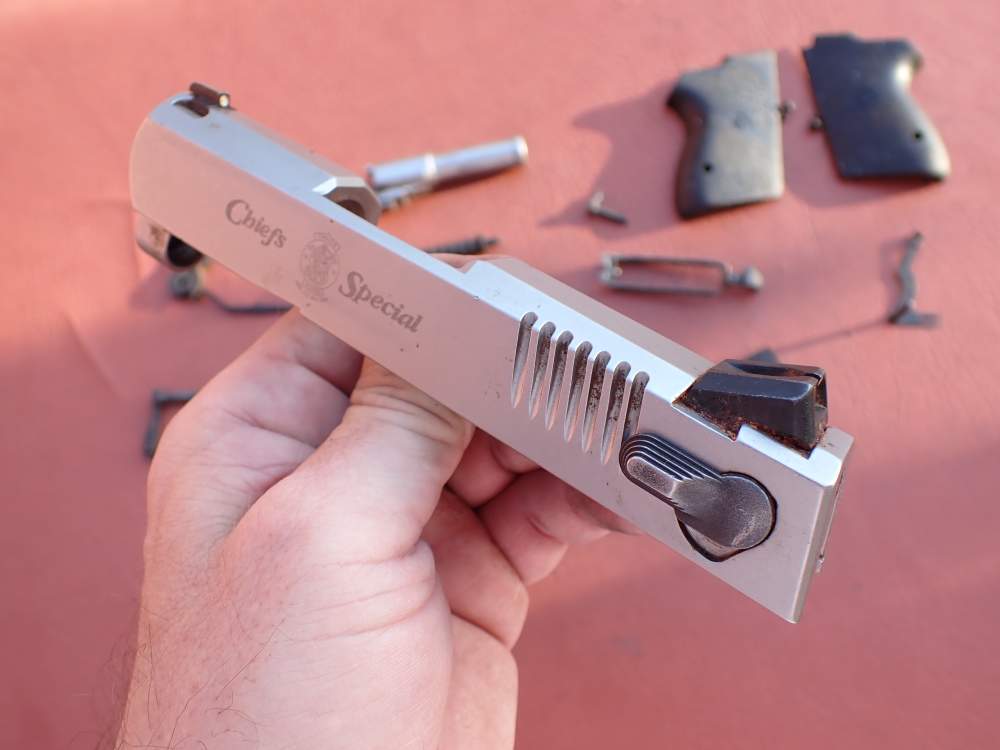 SMITH & WESSON MODEL CS40 CHIEFS SPECIAL STAINLESS 40S&W FACTORY PISTOL KIT-img-3