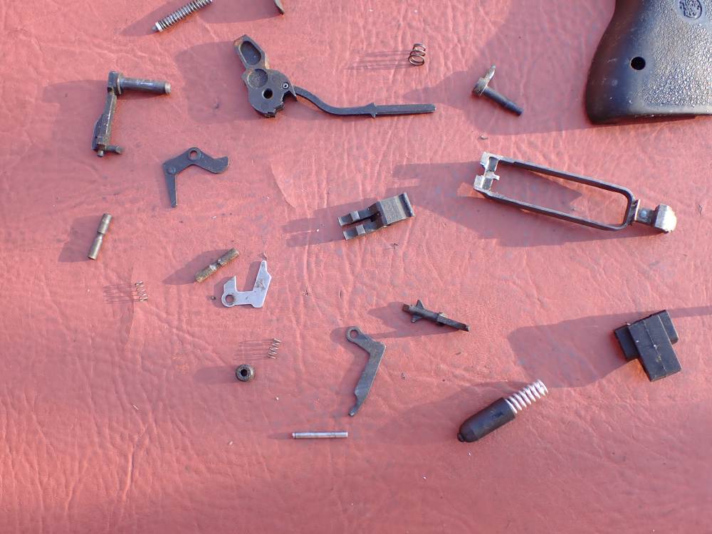 SMITH & WESSON MODEL CS40 CHIEFS SPECIAL STAINLESS 40S&W FACTORY PISTOL KIT-img-139