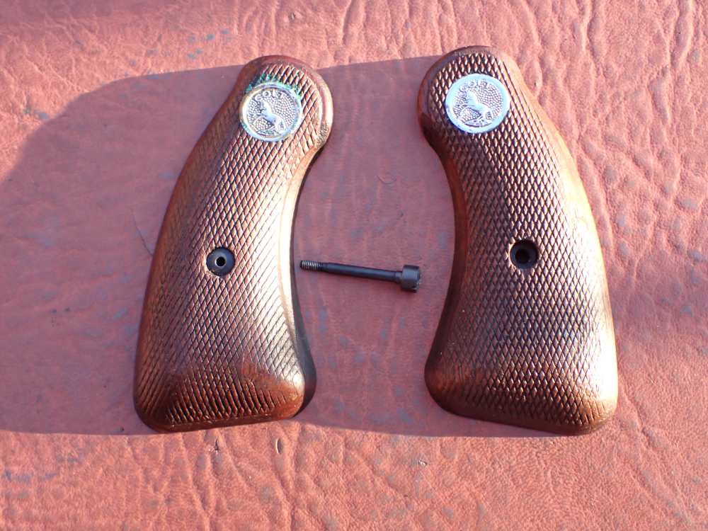 COLT DETECTIVE SPECIAL FACTORY REVOLVER ORIGINAL LONG ROUND BUTT GRIPS-img-0