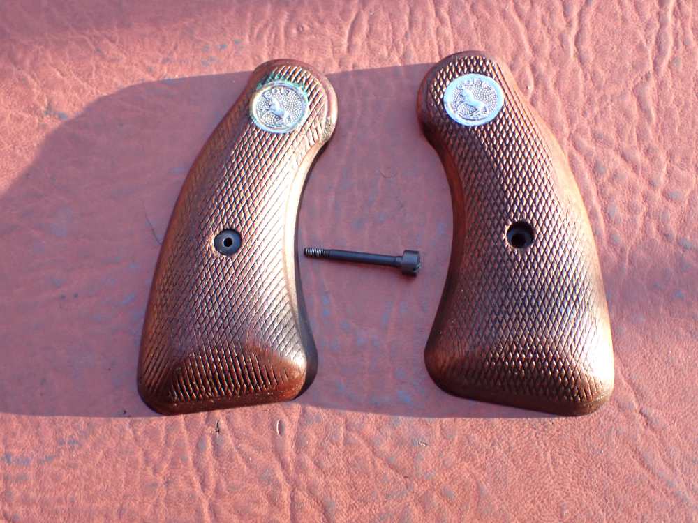 COLT DETECTIVE SPECIAL FACTORY REVOLVER ORIGINAL LONG ROUND BUTT GRIPS-img-1