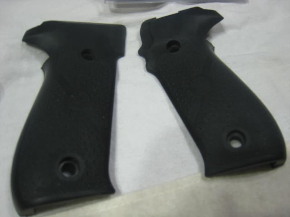 2 Sig P226 Hogue Grips Still in Good Condition-img-2