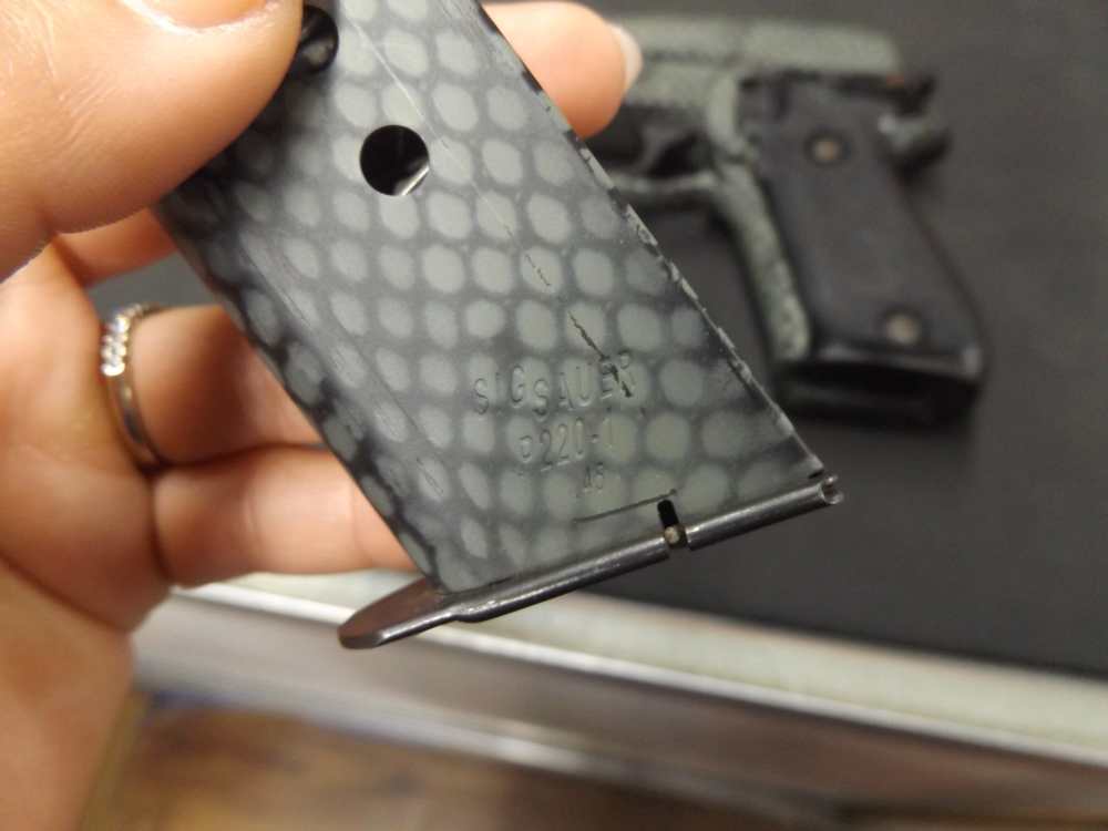 SIG SAUER P220 .45 CAMO COLOR WITH ONE OG MAGAZINE ! -img-4