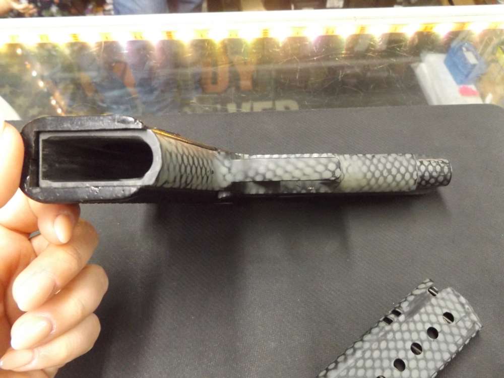SIG SAUER P220 .45 CAMO COLOR WITH ONE OG MAGAZINE ! -img-9