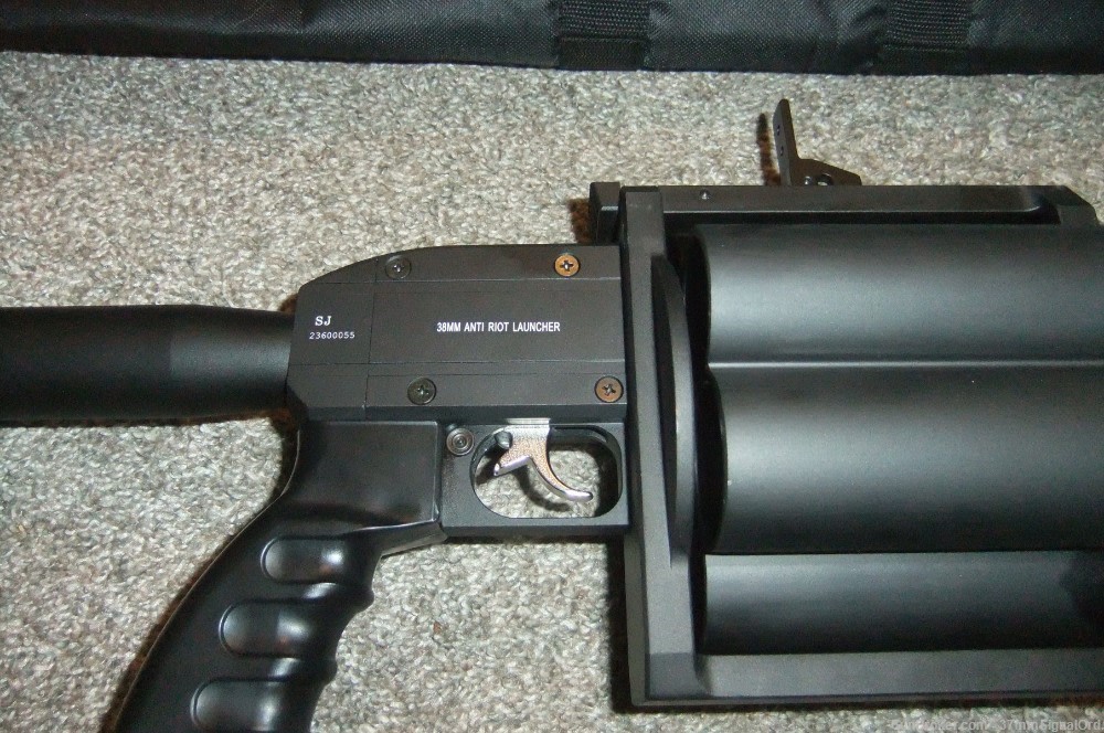 Tactical 6 Shot Rotary 37mm Flare Launcher Double Action, and 1 Free Round!-img-1