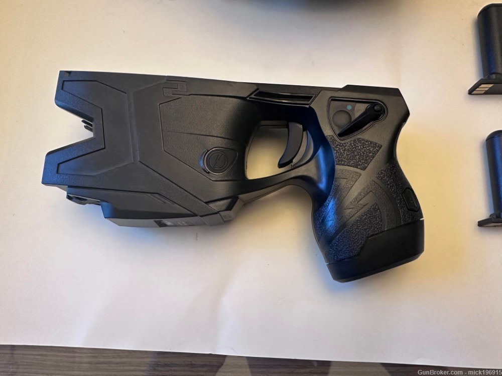 Black Taser X2 AXON LOT with holster, 2 Cartidges Less lethal stun gun LEO -img-1
