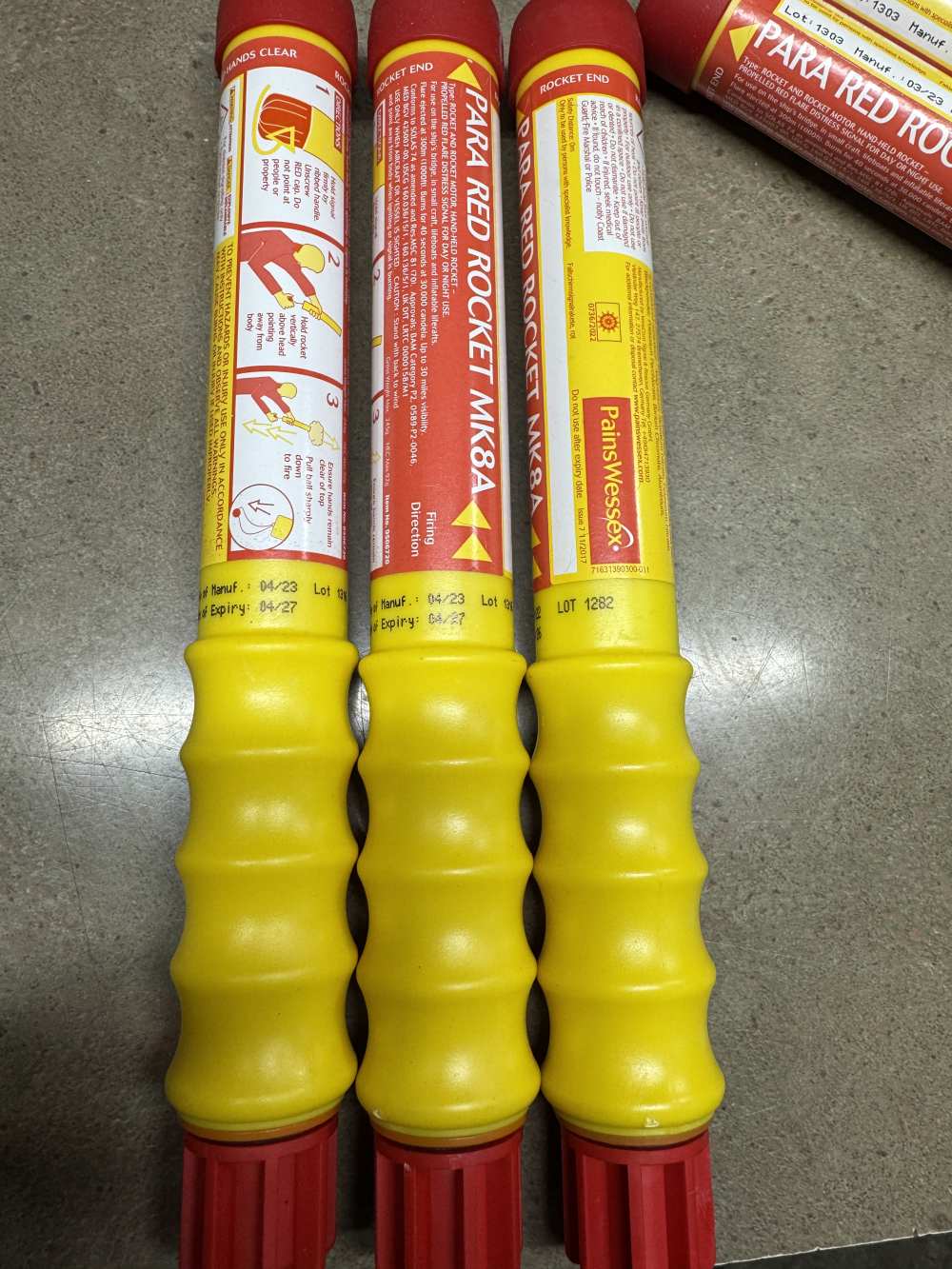 1QTY ROCKET PARACHUTE FLARE RED NEW EXP 2021-2025 1ooo ft height  -img-1