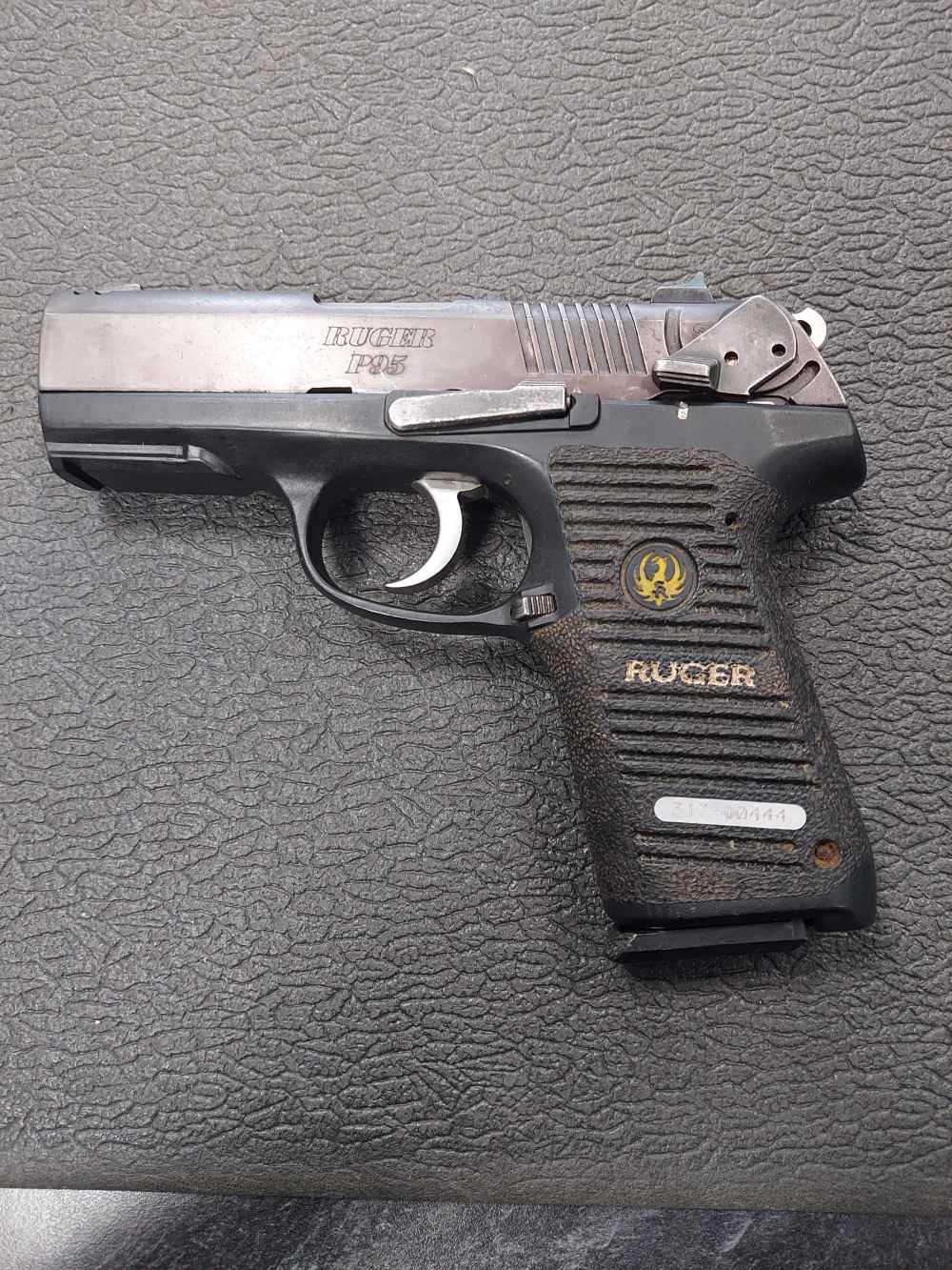 Ruger P 95, great condition 15 round mag-img-1