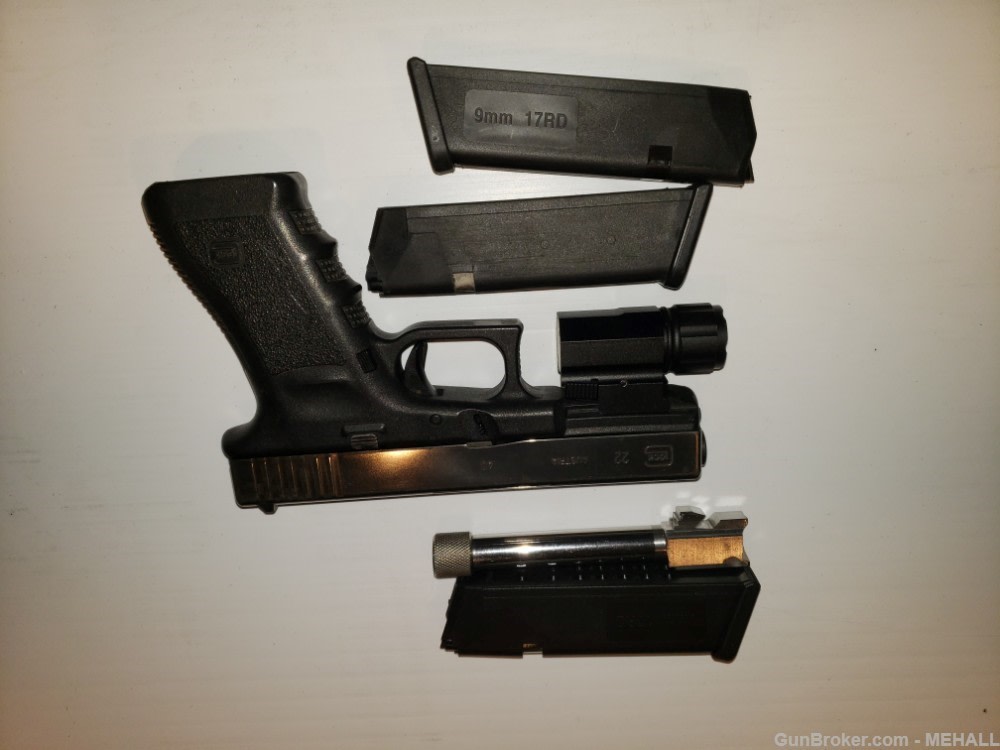 Glock mod 22 40 S&W includes 9mm Barrel 2- 40s&w mags,2-9mm mags Combo -img-1