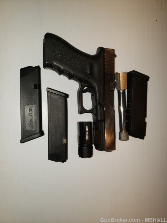 Glock mod 22 40 S&W includes 9mm Barrel 2- 40s&w mags,2-9mm mags Combo -img-2
